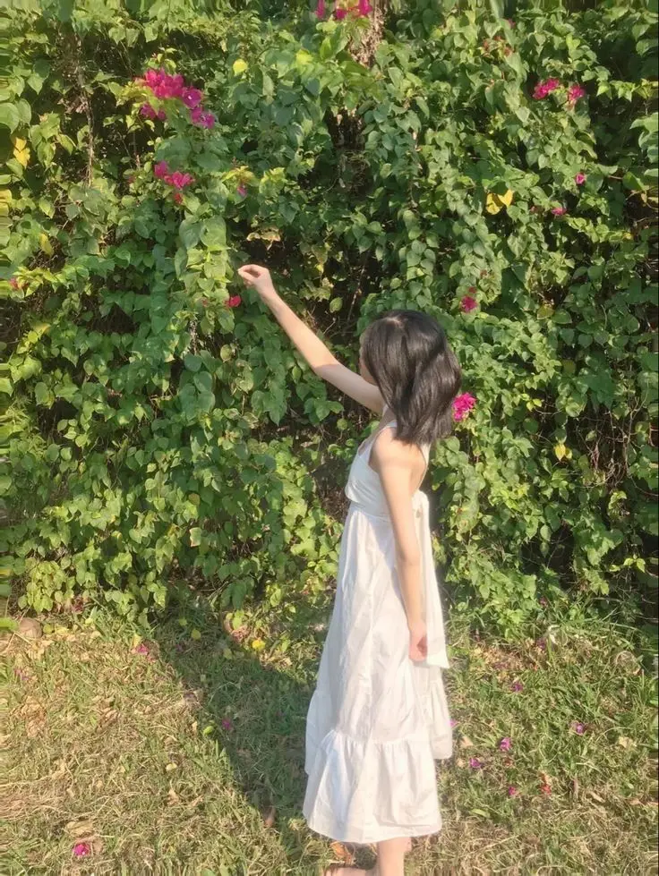 Hình Ảnh Cô Gái Cầm Hoa Che Mặt Nghệ Thuật 38