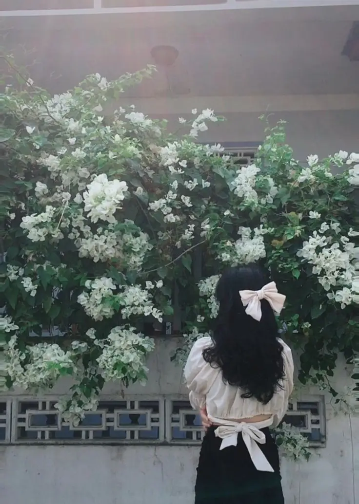 Hình Ảnh Cô Gái Cầm Hoa Che Mặt Nghệ Thuật 42