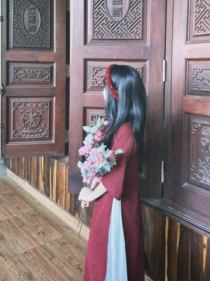 Hình Ảnh Cô Gái Cầm Hoa Che Mặt Nghệ Thuật 45