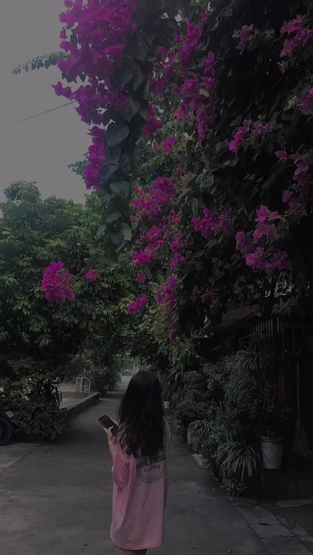 Hình Ảnh Cô Gái Cầm Hoa Che Mặt Nghệ Thuật 47