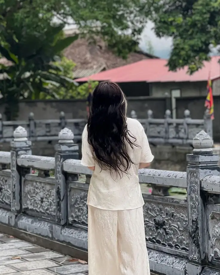 Hình Ảnh Cô Gái Cầm Hoa Che Mặt Nghệ Thuật 57