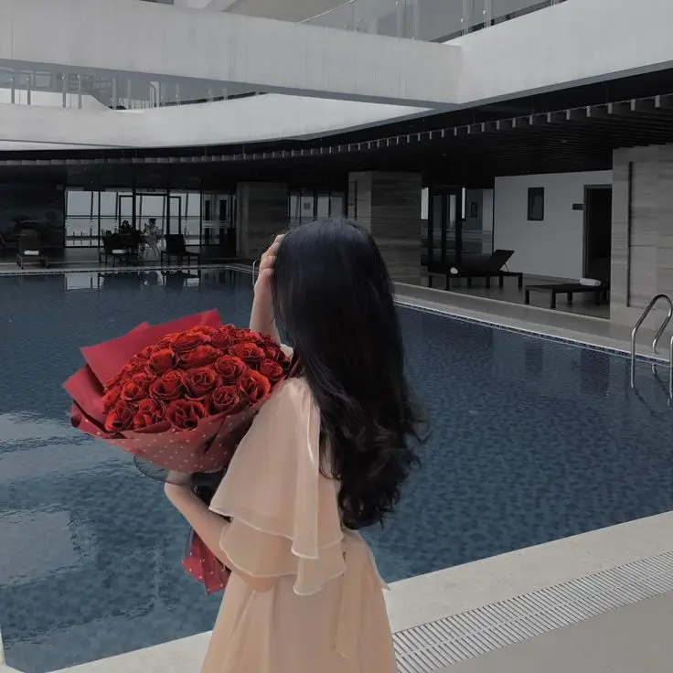 Hình Ảnh Cô Gái Cầm Hoa Che Mặt Nghệ Thuật 59