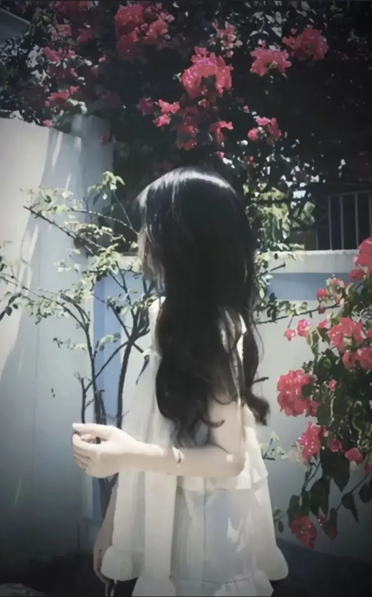 Hình Ảnh Cô Gái Cầm Hoa Che Mặt Nghệ Thuật 60
