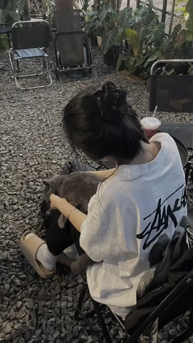 Hình Ảnh Con Gái Cute Che Mặt - Sự Dễ Thương Đến Từng Chi Tiết 21