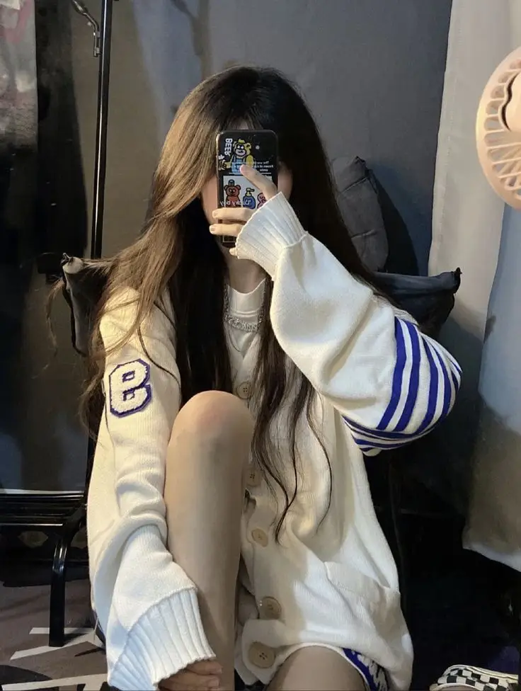 Hình Ảnh Con Gái Cute Che Mặt - Sự Dễ Thương Đến Từng Chi Tiết 42