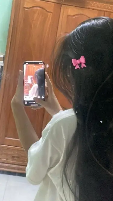 Hình ảnh con gái cute dễ thương che mặt - Tuyển tập hình ảnh đáng yêu 5