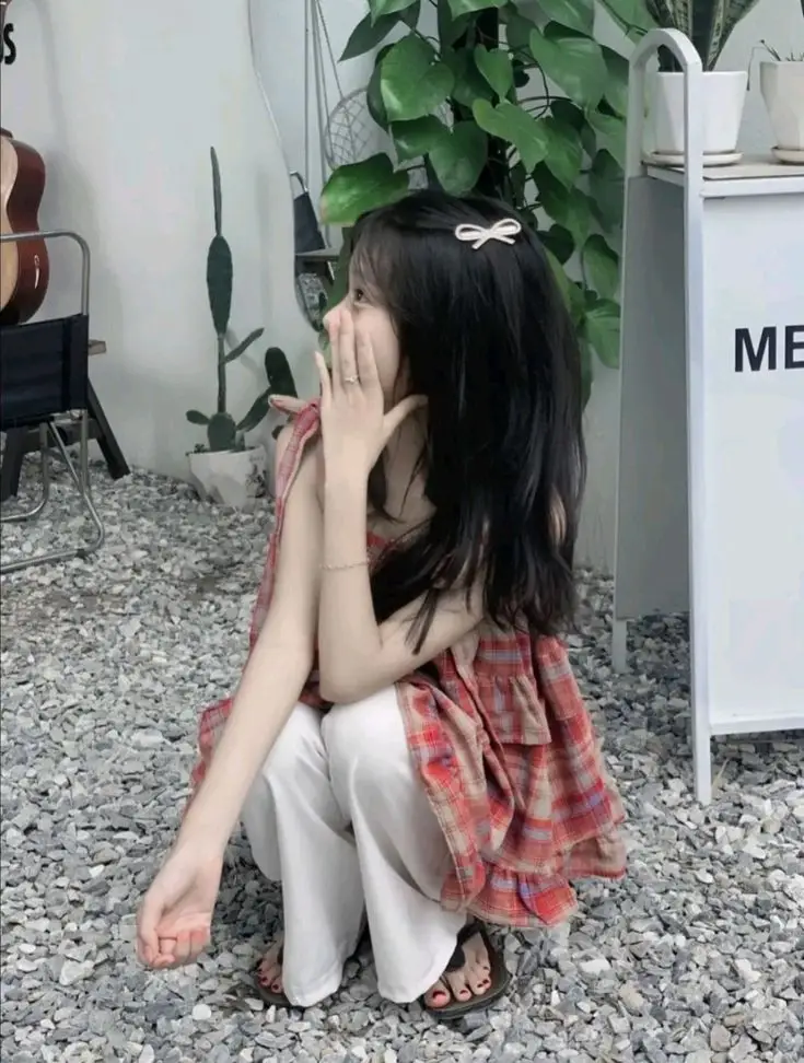 Hình ảnh con gái cute dễ thương che mặt - Tuyển tập hình ảnh đáng yêu 27