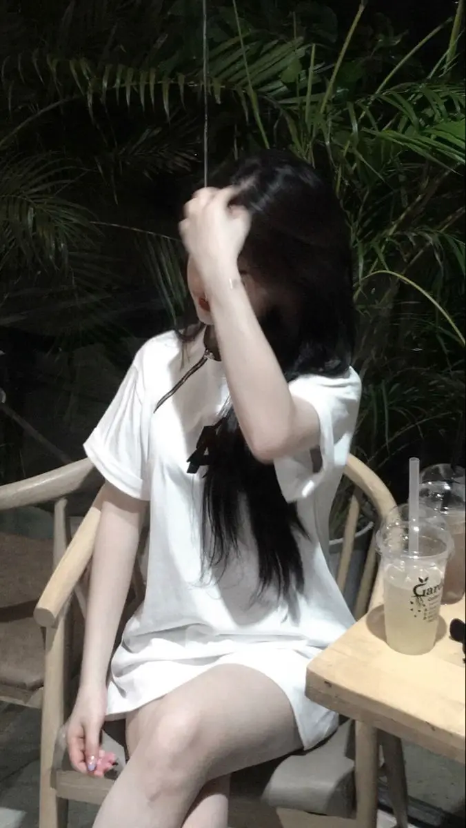 Hình ảnh con gái cute dễ thương che mặt - Tuyển tập hình ảnh đáng yêu 47