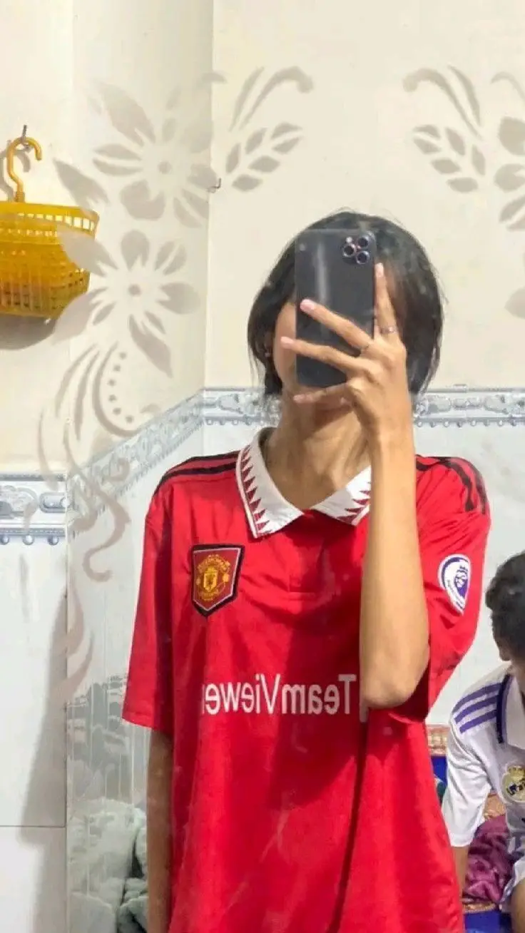 Hình Ảnh Con Gái Mặc Áo Bóng Đá Che Mặt - Phong Cách Thể Thao 28