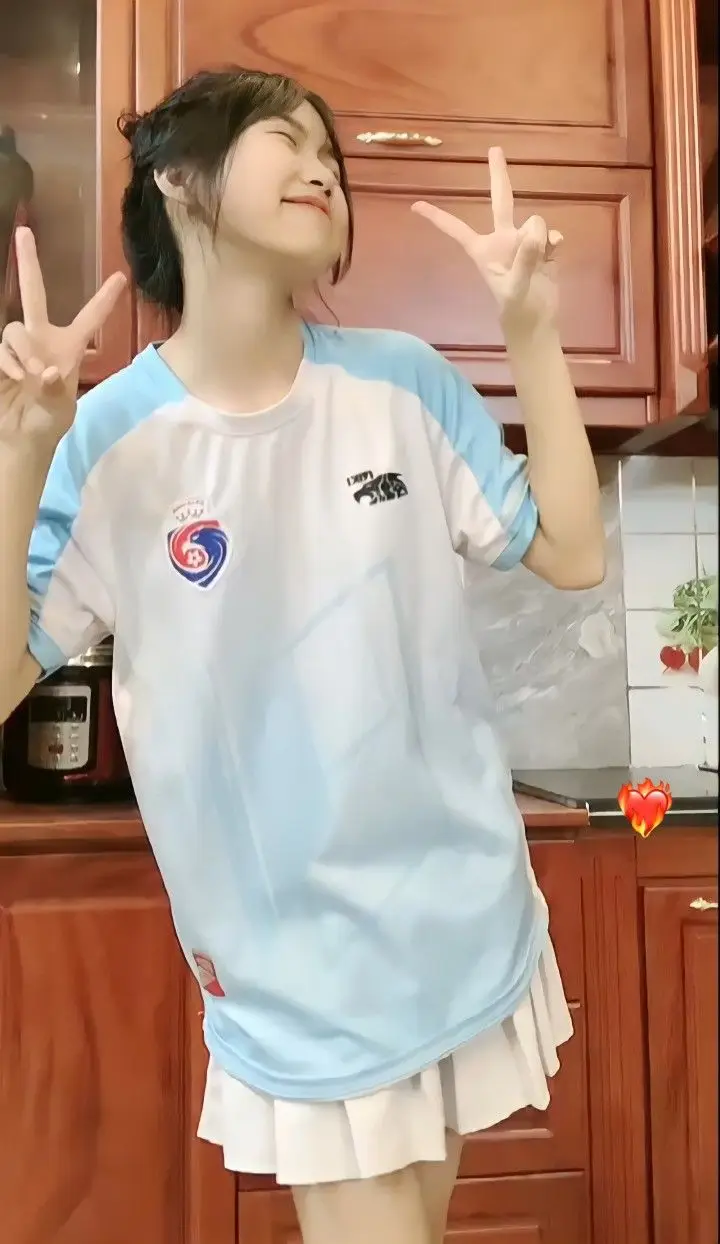 Hình Ảnh Con Gái Mặc Áo Bóng Đá Che Mặt - Phong Cách Thể Thao 32