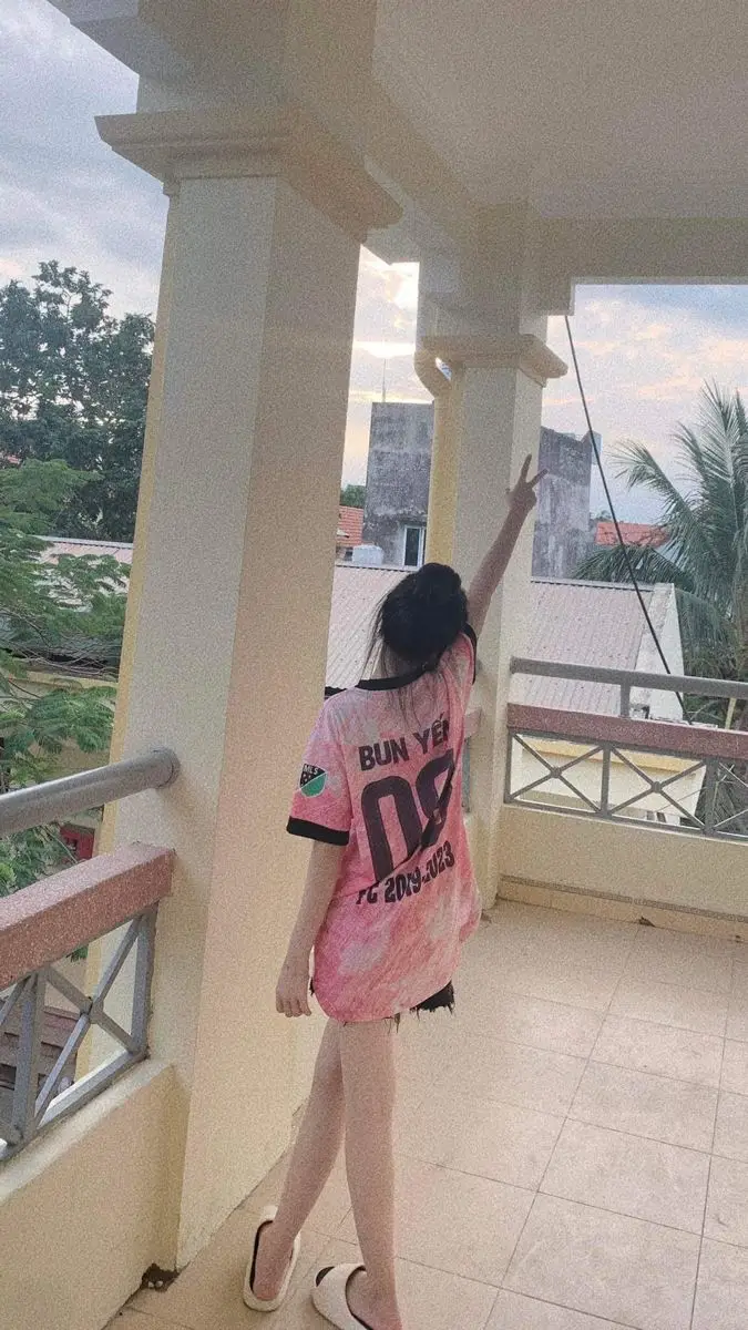 Hình Ảnh Con Gái Mặc Áo Bóng Đá Che Mặt - Phong Cách Thể Thao 47