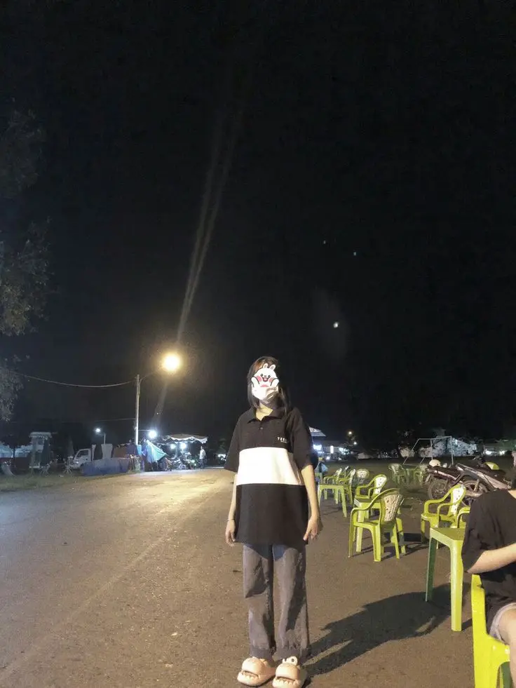 Hình Ảnh Con Gái Mặc Áo Bóng Đá Che Mặt - Phong Cách Thể Thao 54