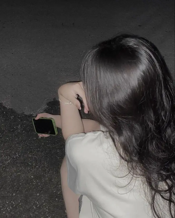 Hình ảnh con gái ngầu che mặt - Sự bí ẩn trong từng khung hình 19