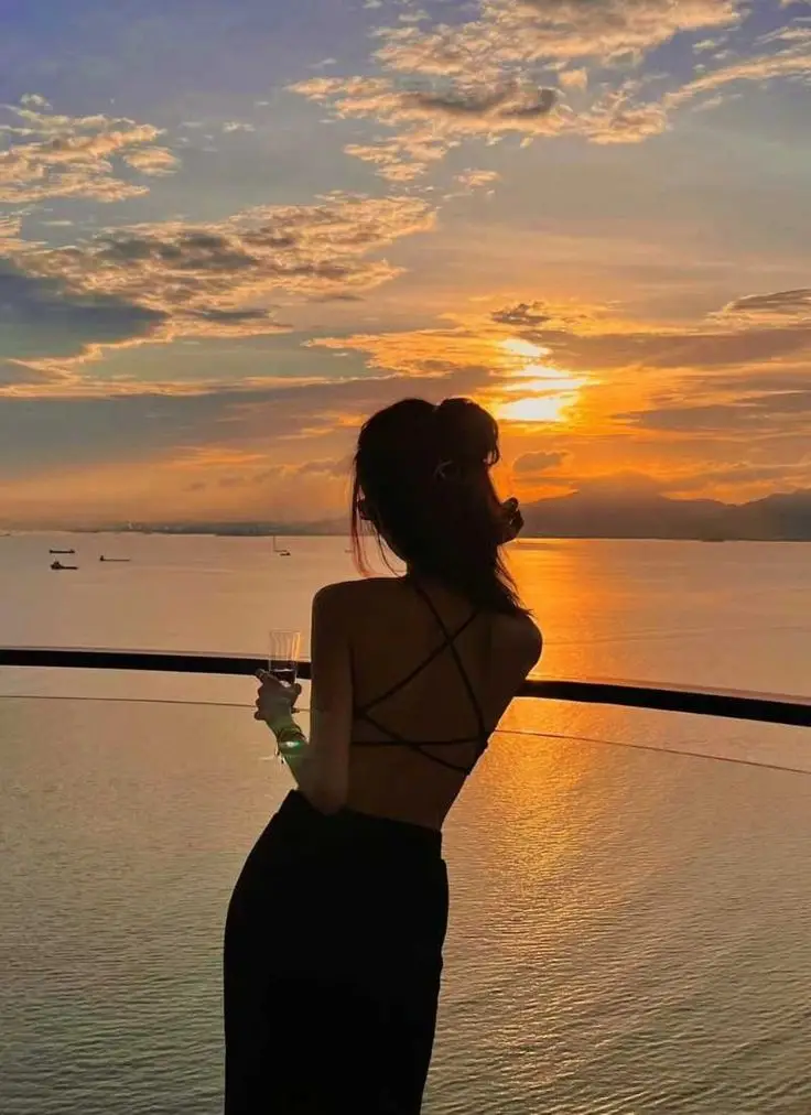 Hình ảnh sau lưng cô gái đầy ý nghĩa 2