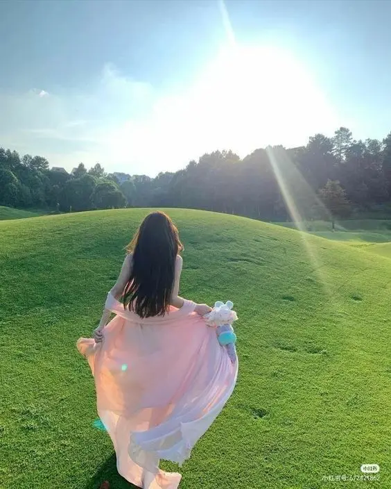 Hình ảnh sau lưng cô gái đầy ý nghĩa 7