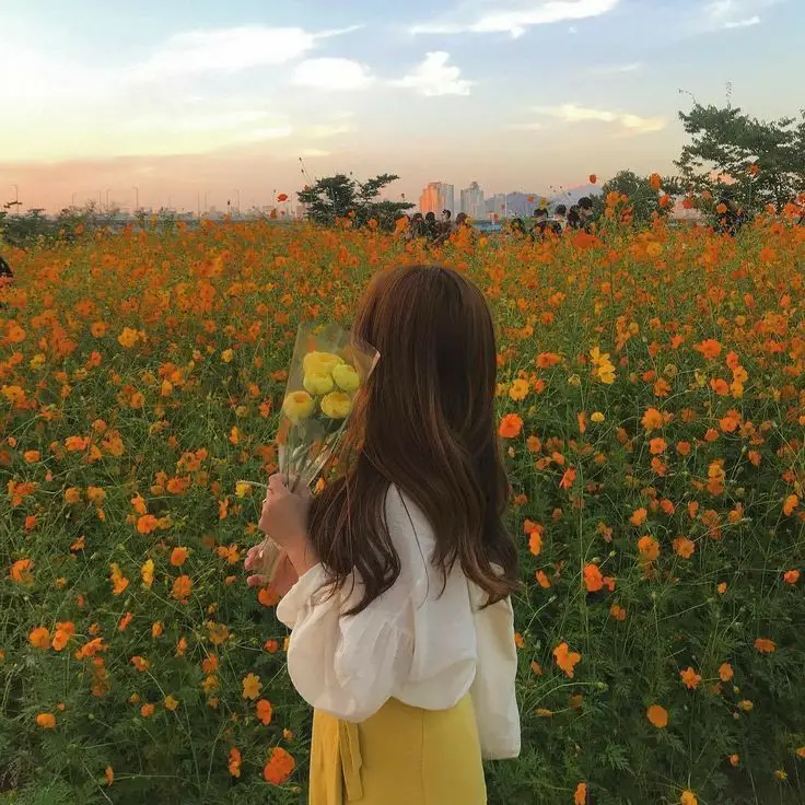 Hình ảnh sau lưng cô gái đầy ý nghĩa 18