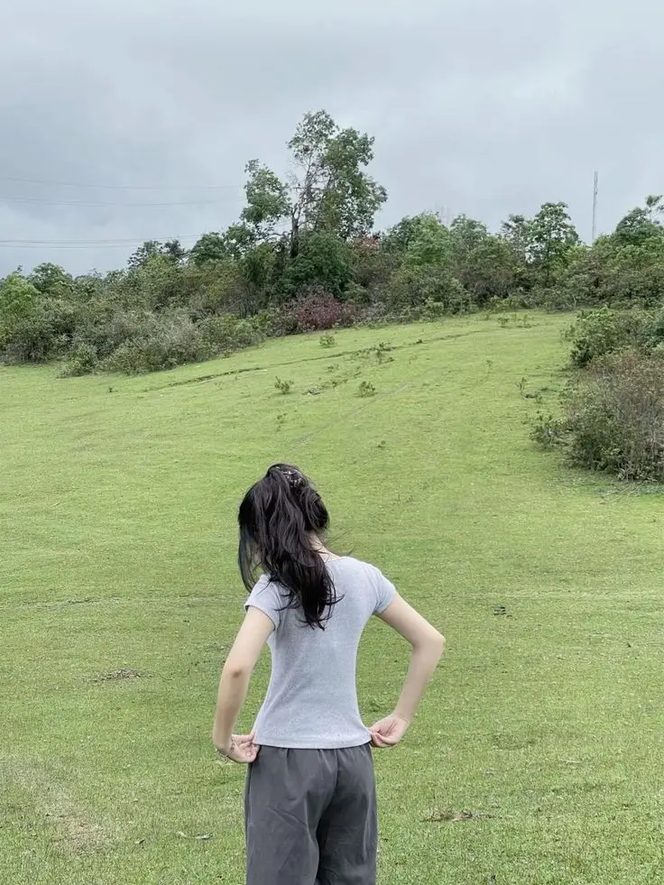 Hình ảnh sau lưng cô gái đầy ý nghĩa 28