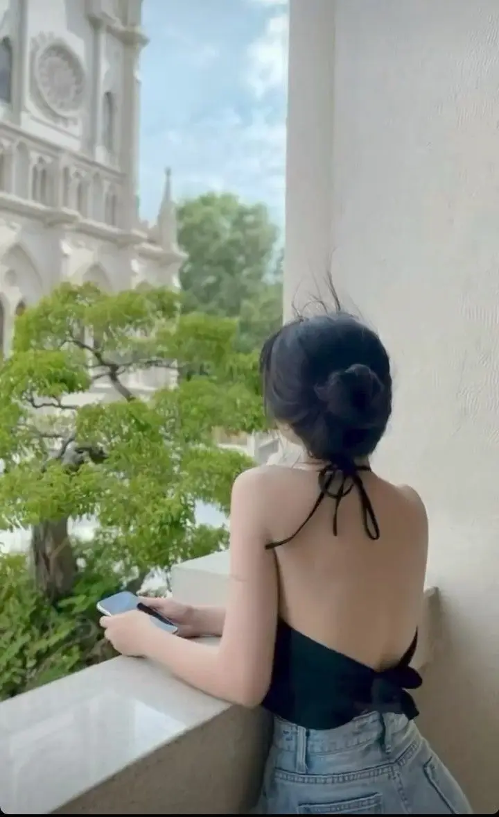 Hình ảnh sau lưng cô gái đầy ý nghĩa 30