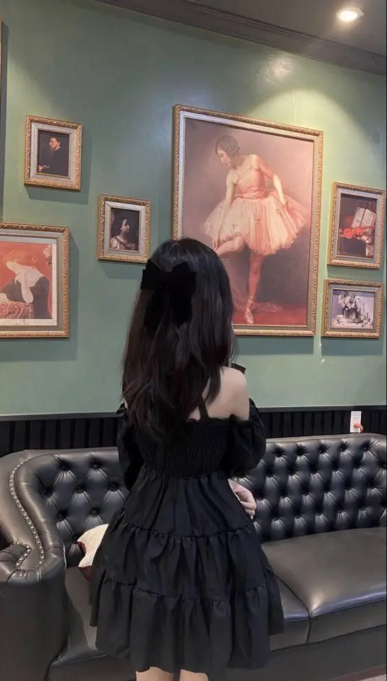 Hình ảnh sau lưng cô gái đầy ý nghĩa 32