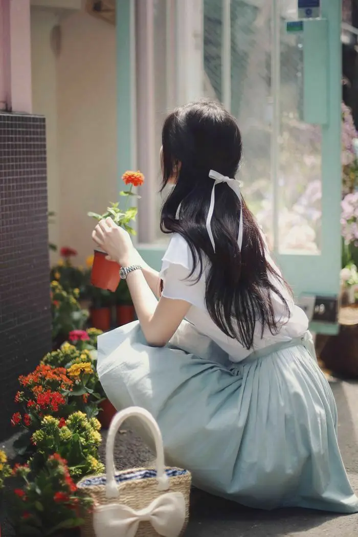 Hình ảnh sau lưng cô gái đầy ý nghĩa 35