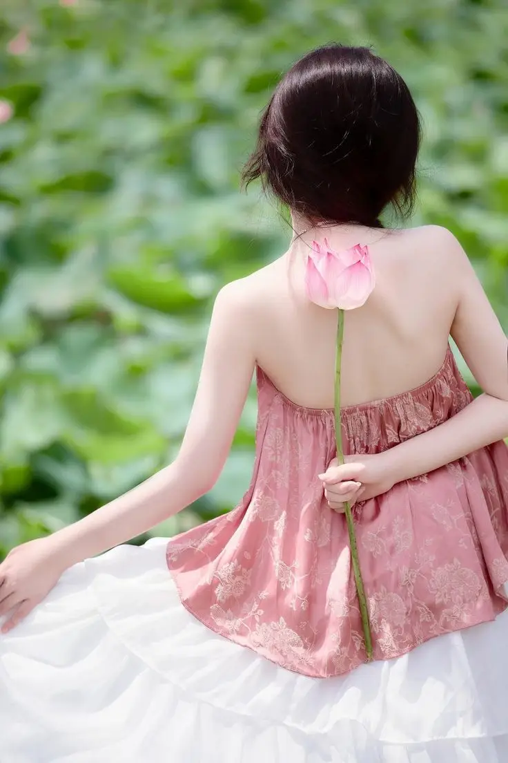 Hình ảnh sau lưng cô gái đầy ý nghĩa 40
