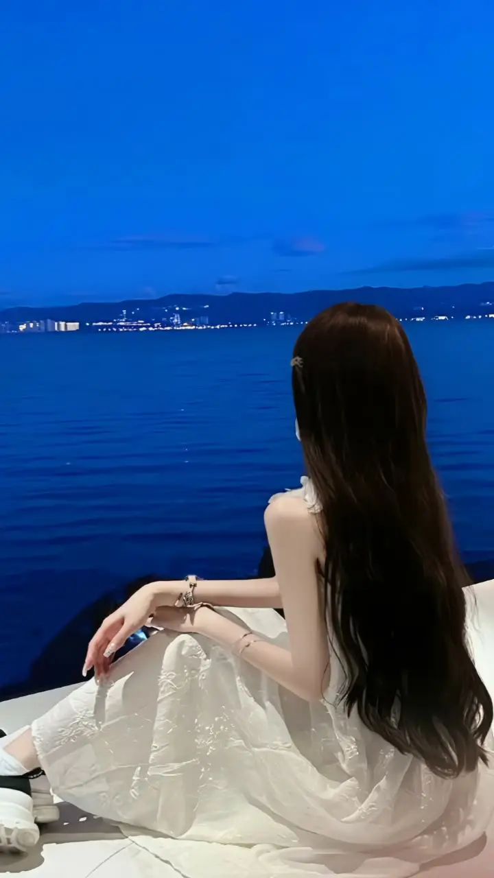 Hình ảnh sau lưng cô gái đầy ý nghĩa 44