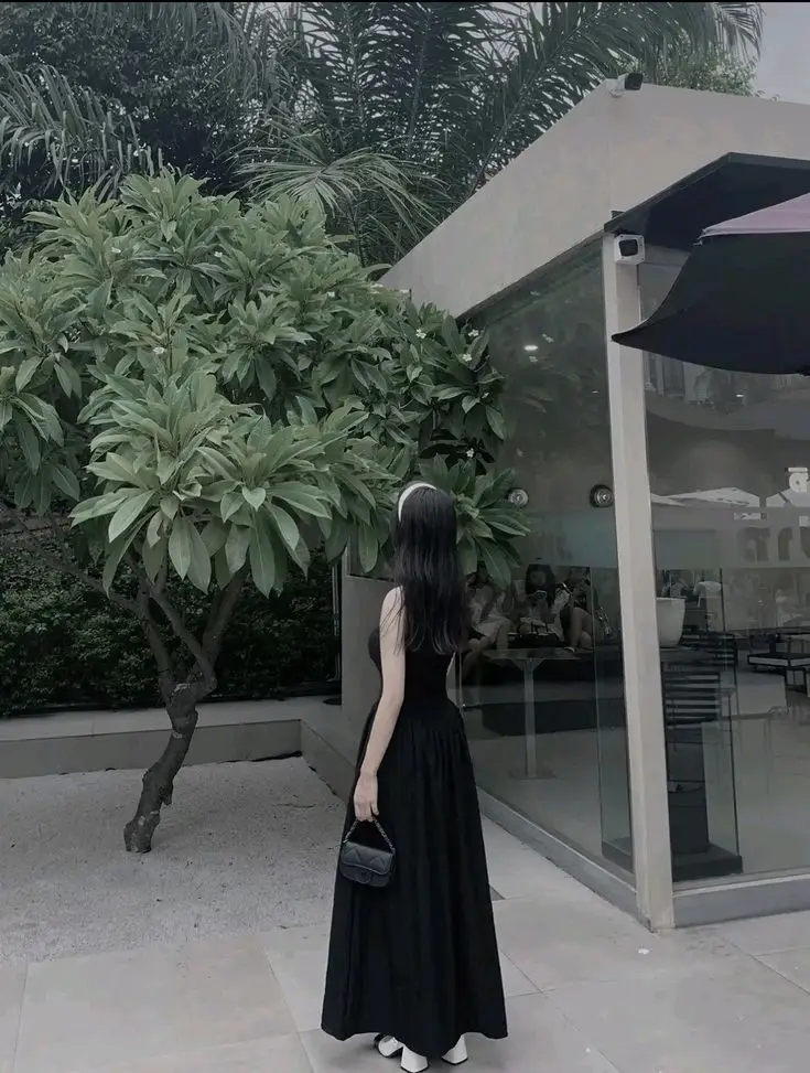 Hình ảnh sau lưng cô gái đầy ý nghĩa 51