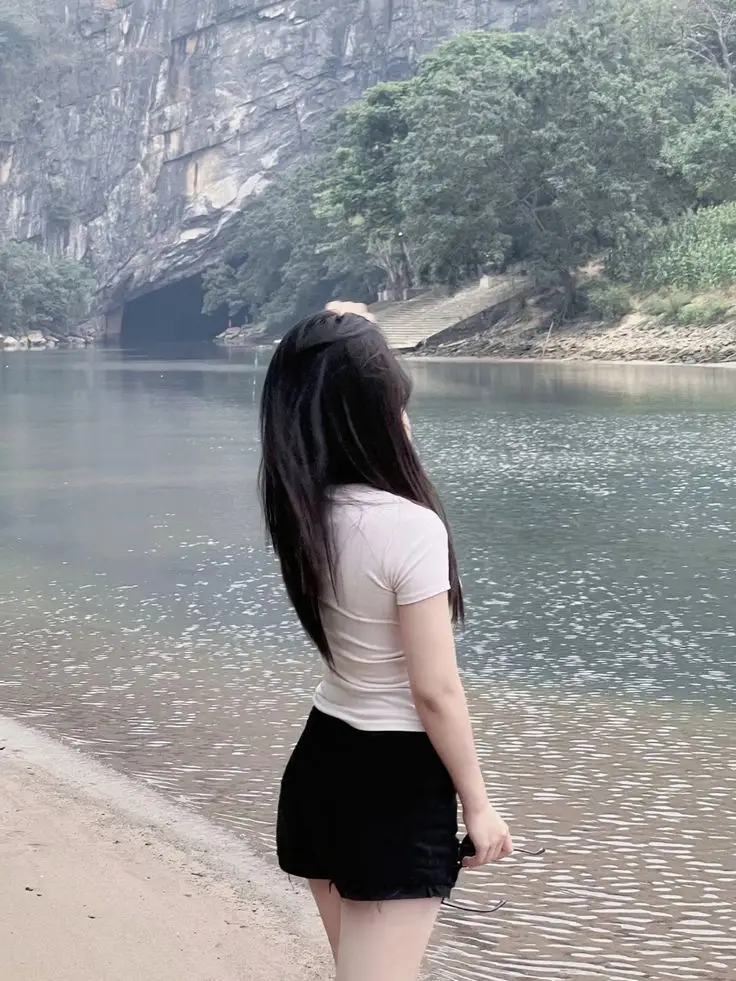 Hình ảnh sau lưng cô gái đầy ý nghĩa 57