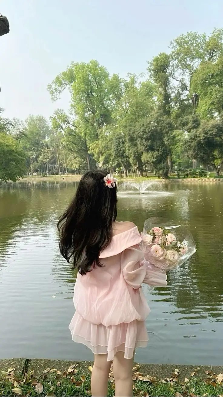 Hình ảnh sau lưng cô gái đầy ý nghĩa 61
