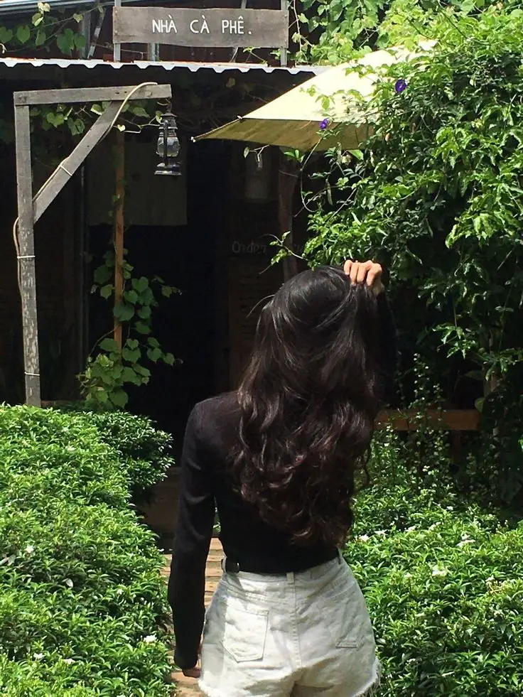 Hình ảnh sau lưng cô gái đầy ý nghĩa 63