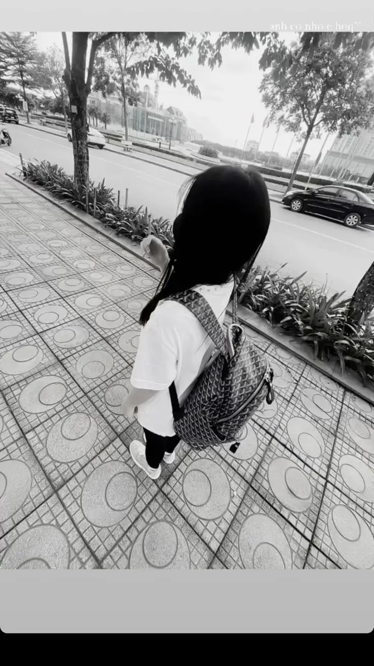 Hình con gái che mặt duyên dáng 13