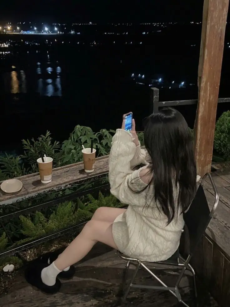 Hình con gái che mặt duyên dáng 24