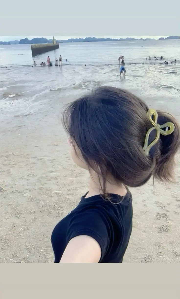 Hình con gái che mặt duyên dáng 28