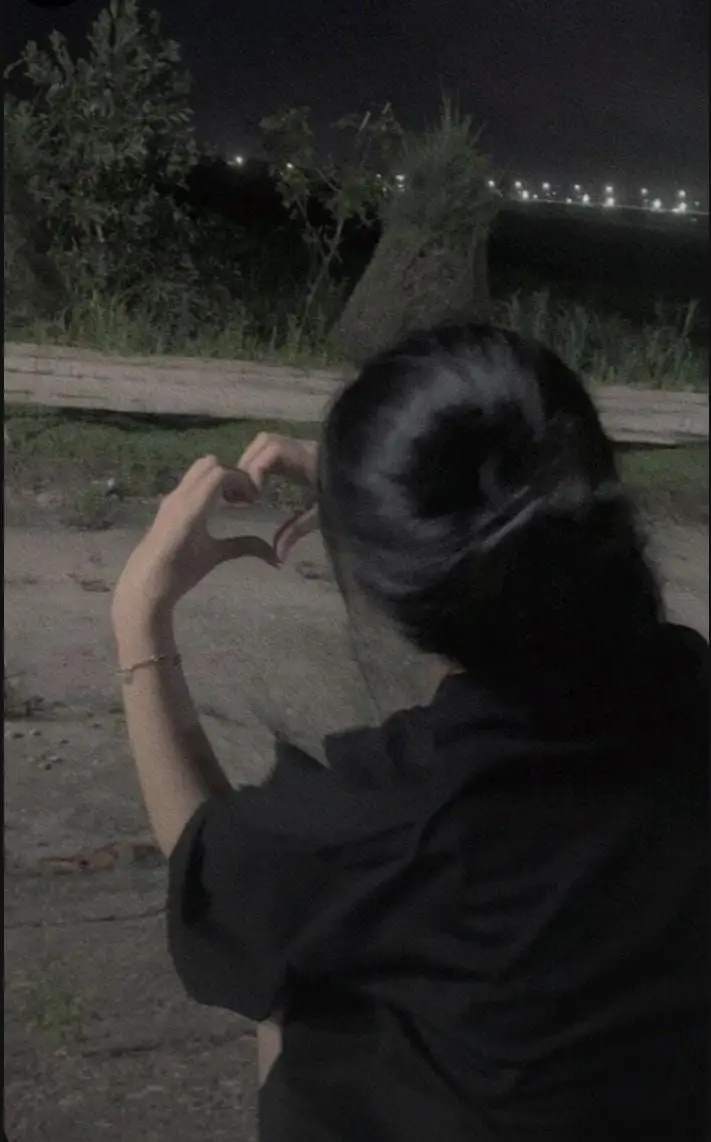 Hình con gái che mặt duyên dáng 31