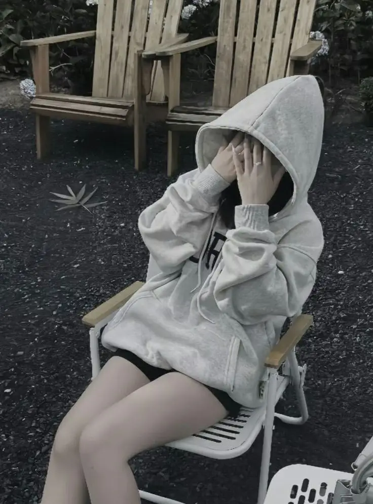 Hình con gái che mặt duyên dáng 51