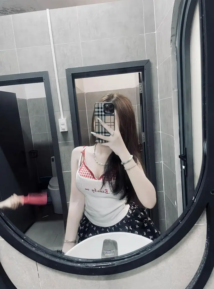 Hình Gái Xinh Khoe Lồn Gợi Cảm 2