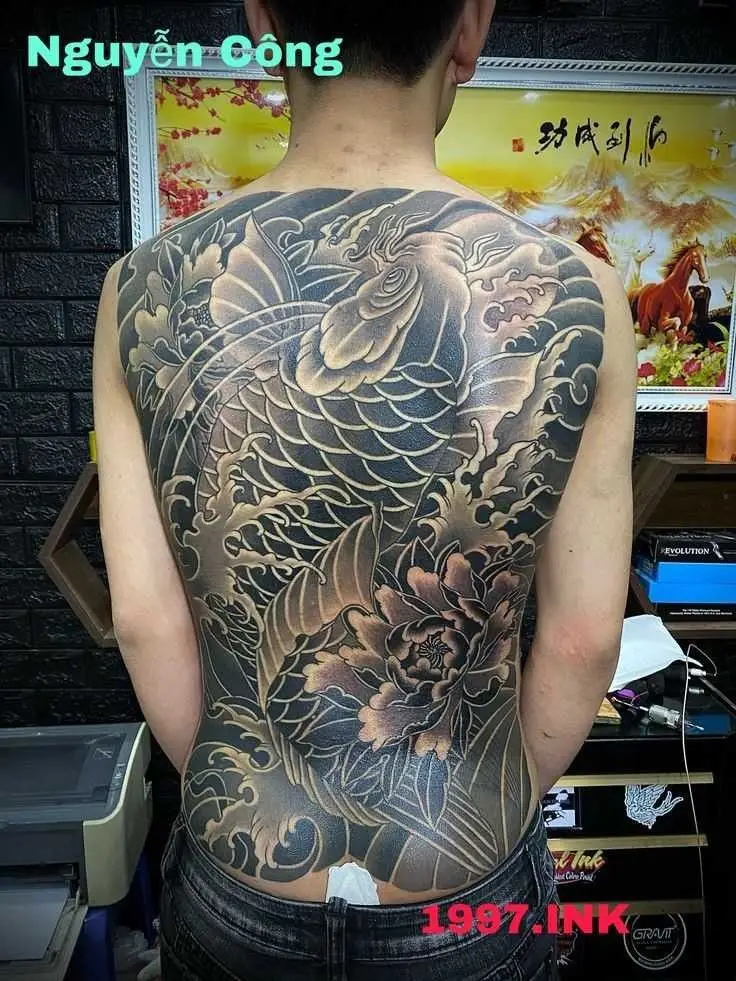 Hình Xăm Cá Chép Trắng Đen - Biểu Tượng Của Sự Kiên Trì Và Thành Công 6