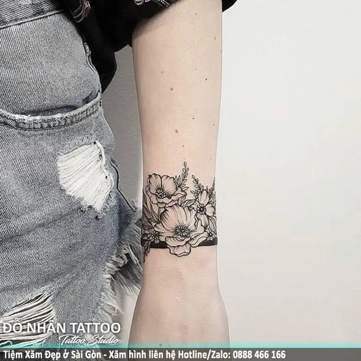 Hình Xăm Hoa Cổ Tay Nữ: Ngọt Ngào và Tươi Tắn 6