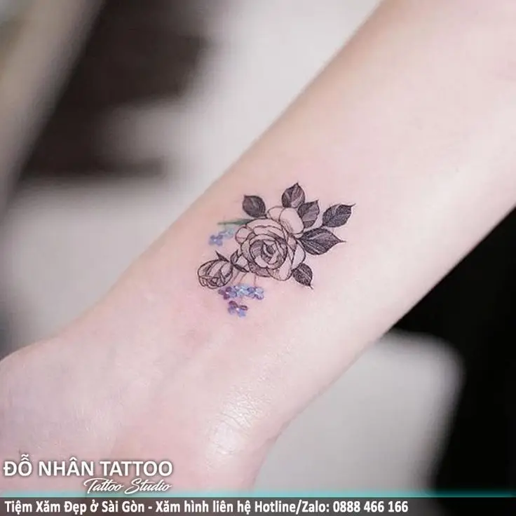 Hình Xăm Hoa Cổ Tay Nữ: Ngọt Ngào và Tươi Tắn 8