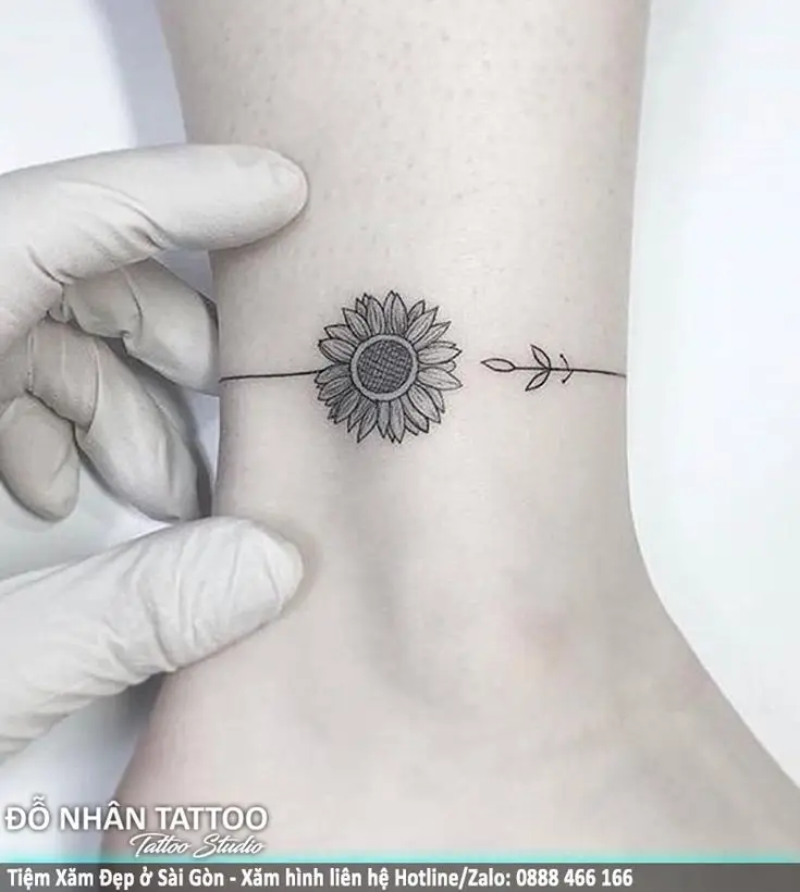 Hình xăm hoa ở chân cho nữ: Nét đẹp dịu dàng 8