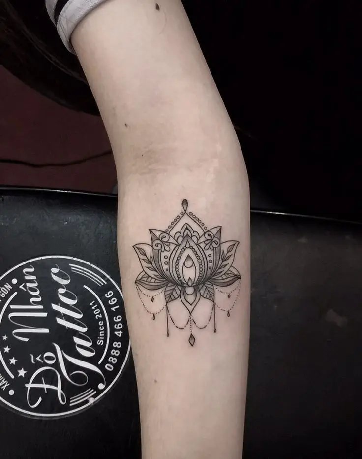 Khám Phá Hình Xăm Hoa Sen Ở Tay - Ý Nghĩa Và Thiết Kế 24