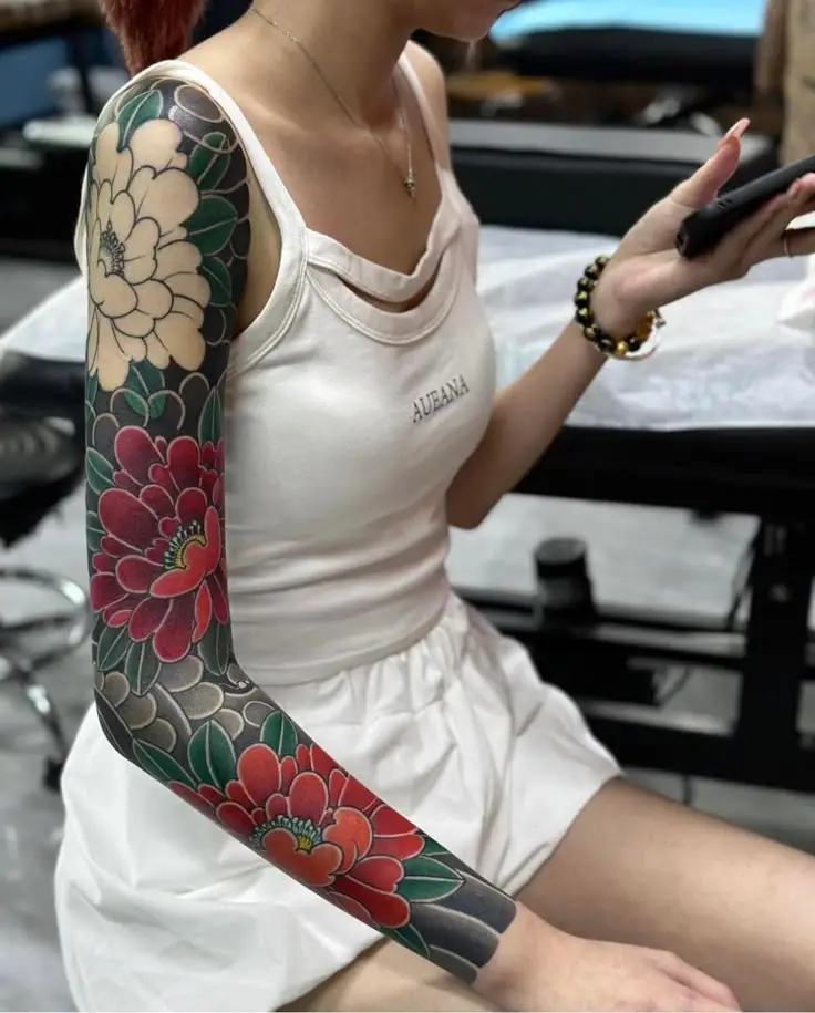 Hình Xăm Hoa Văn Bắp Tay Nữ - Sự Kết Hợp Giữa Đẹp Và Cá Tính 57