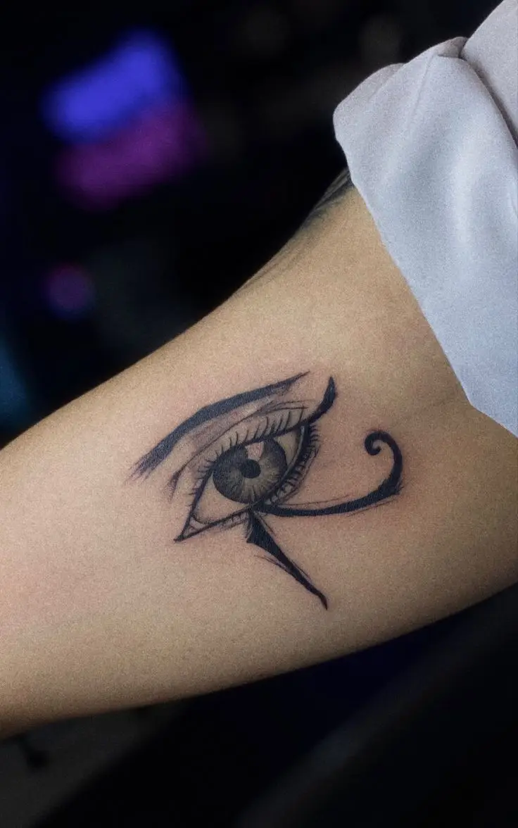 Hình Xăm Mắt Thần Horus: Ý Nghĩa Và Sự Quyến Rũ 21