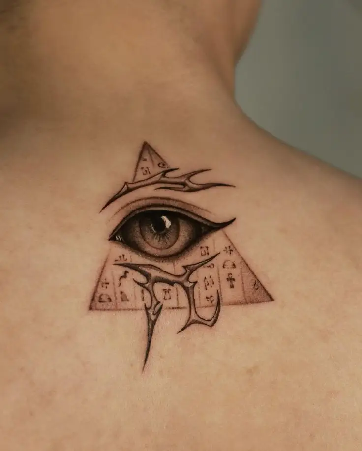 Hình Xăm Mắt Thần Horus: Ý Nghĩa Và Sự Quyến Rũ 34