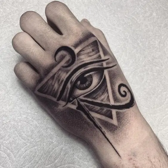 Hình Xăm Mắt Thần Horus: Ý Nghĩa Và Sự Quyến Rũ 36