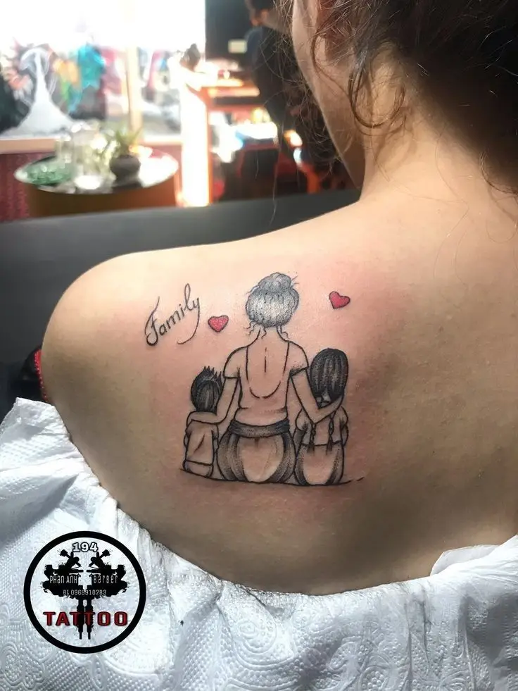 Hình Xăm Mẹ Và 2 Con - Ý Nghĩa và Các Mẫu Độc Đáo 6