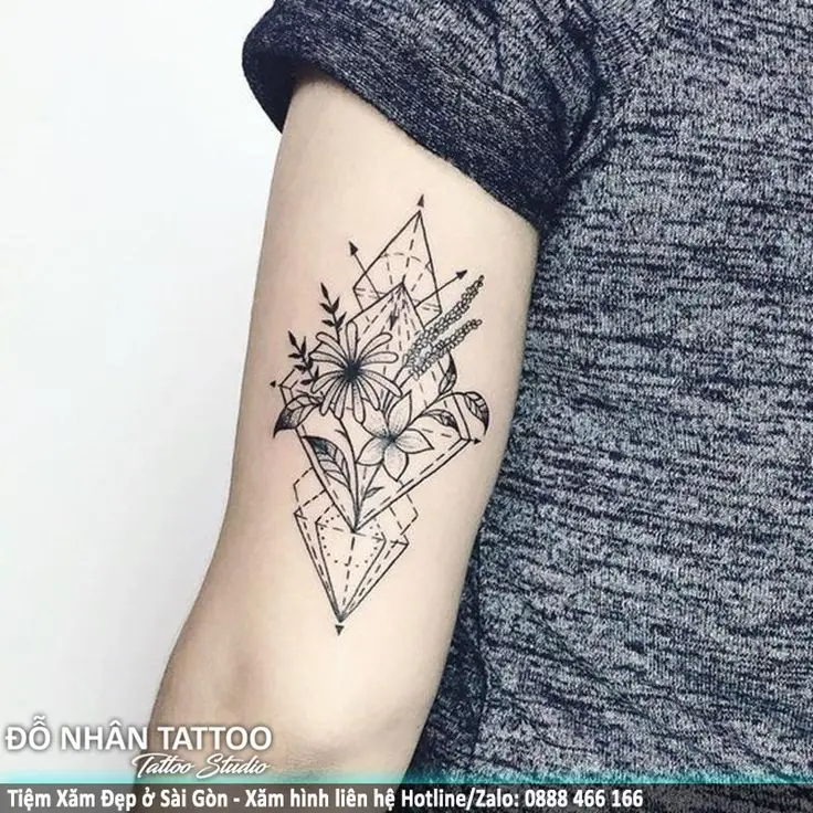 Hình xăm ở bắp tay nữ: 50 ý tưởng xinh đẹp 14
