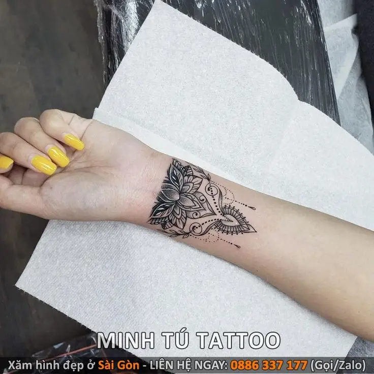 Hình Xăm Ở Cổ Tay Nữ: Tỏa Sáng Với Nét Đẹp Nhỏ Nhắn 9