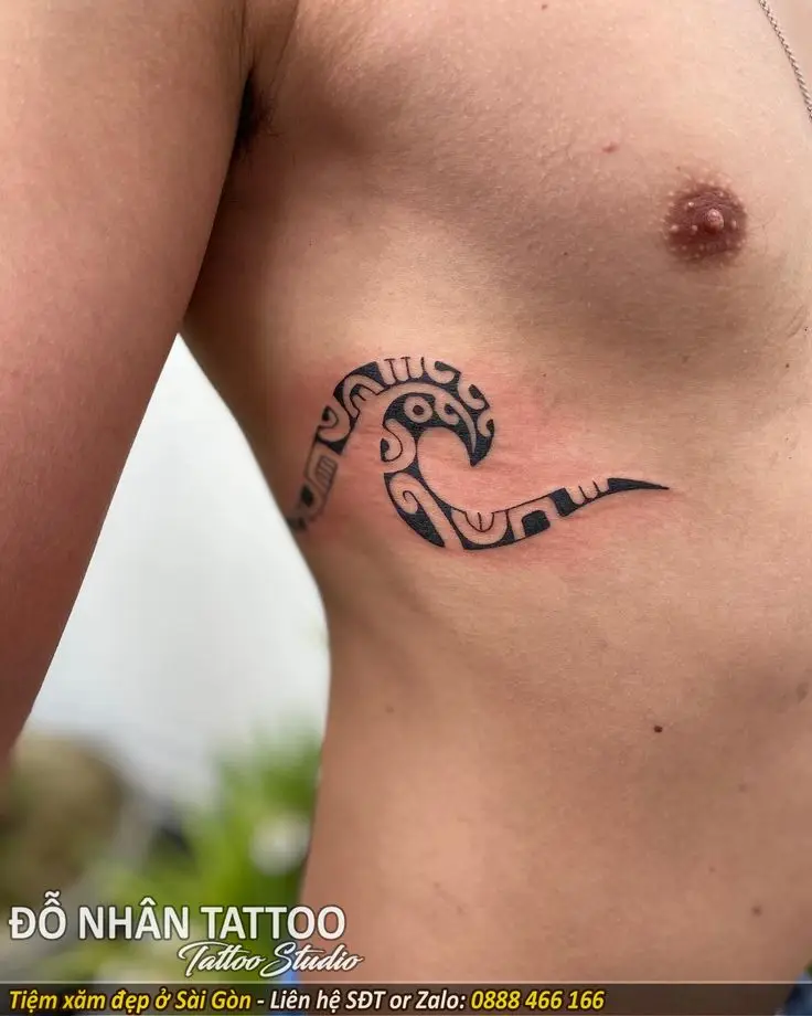 Ý nghĩa sâu sắc của hình xăm ở sườn cho nam giới 6