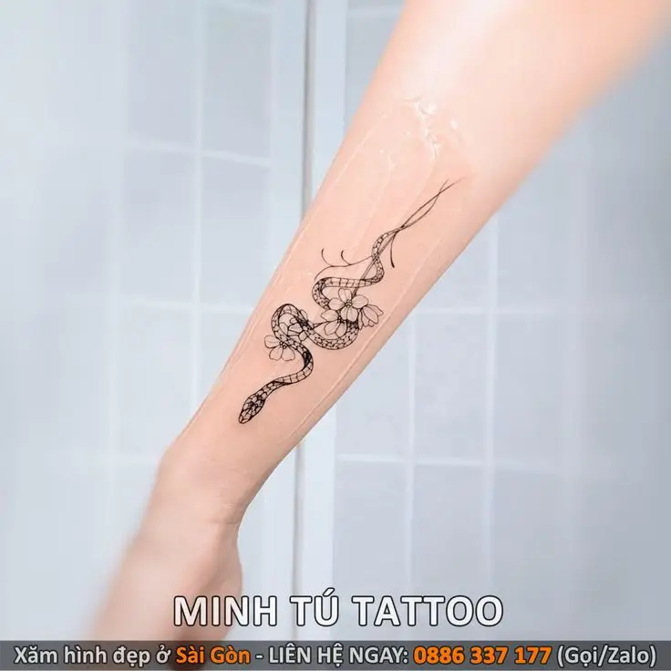 Khám Phá Hình Xăm Rắn và Hoa: Sự Kết Hợp Tương Phản 27